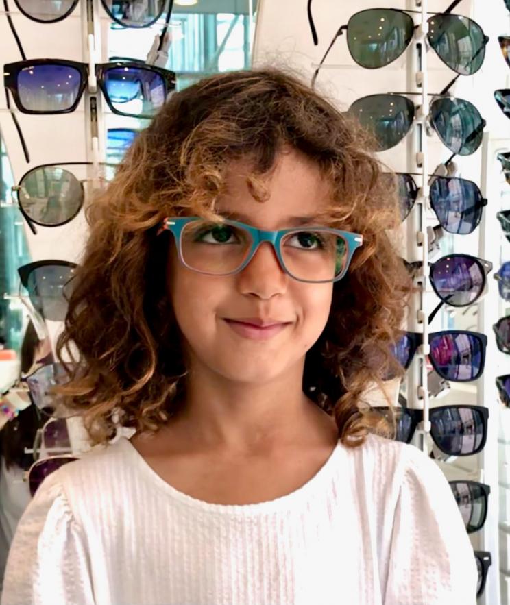 Menina saharaui com novos óculos de grau