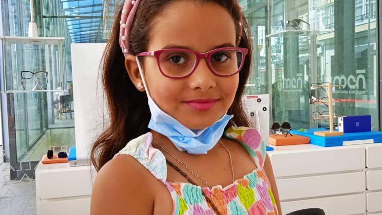 Menina saharaui com óculos novos. Programa Vacaciones en Paz