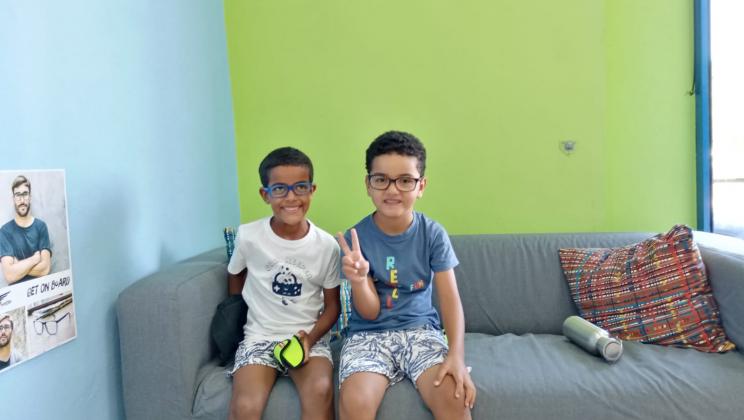 Crianças com óculos novos. Programa Vacaciones en Paz
