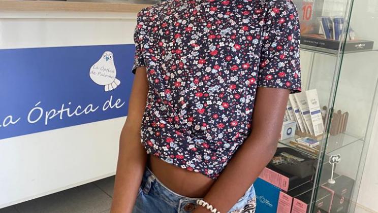 New glasses for Saharawi girl. Vacaciones en Paz.