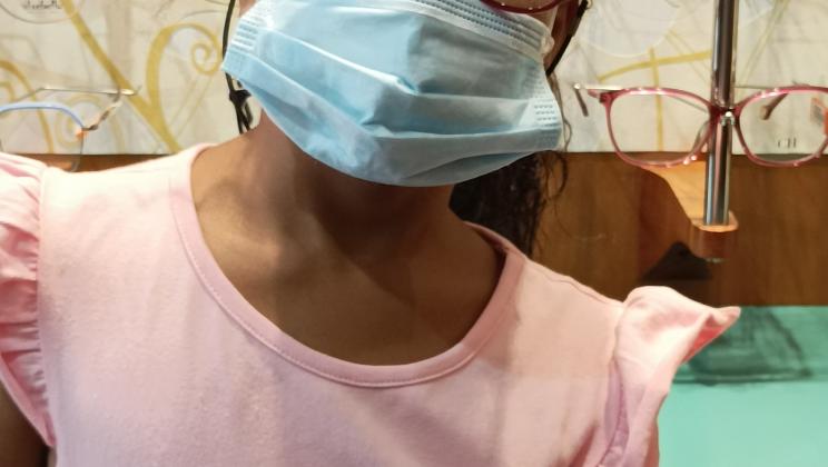 Menina saharaui com óculos novos. Projeto revisões visuais.