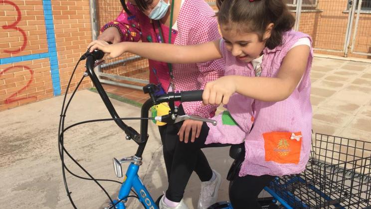 Ragazza con bici. Progetto Bicicleta-Patinete-Patines.