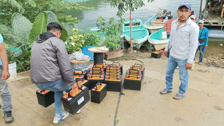 Carga de materiales lancha. Proyecto Da luz y bienestar.