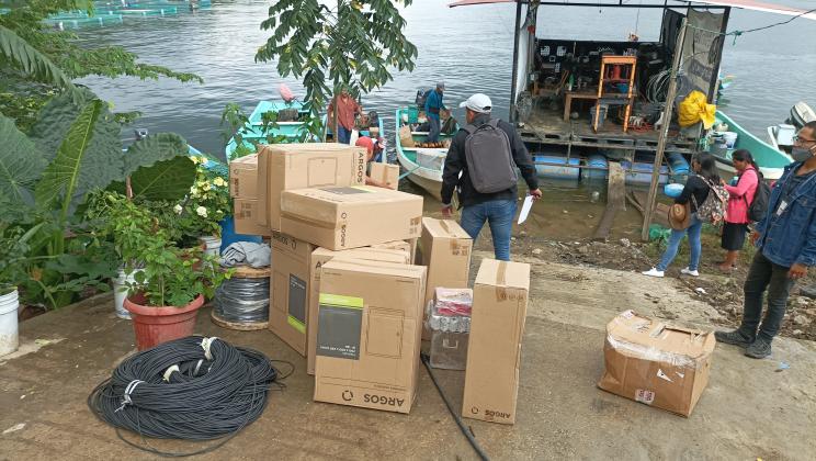 Carga materiales. Proyecto Da luz y bienestar.