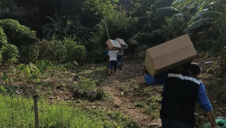 Descarga y traslado de materiales en Paso Limón.
