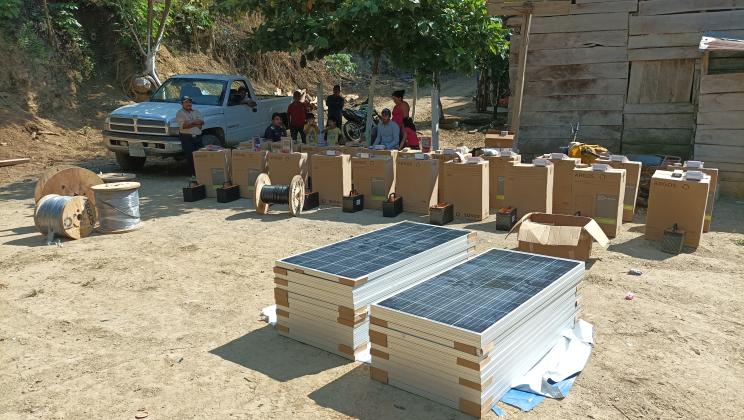 Materiales para instalaciones fotovoltaicas. Proyecto Da Luz y Bienestar