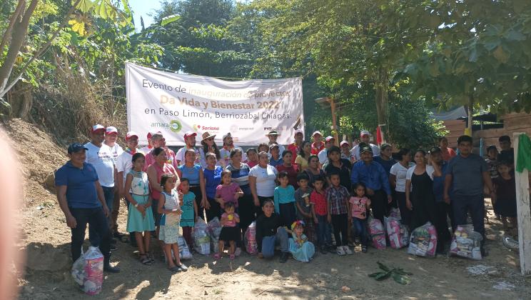 Voluntarios y habitantes de Paso Limón.